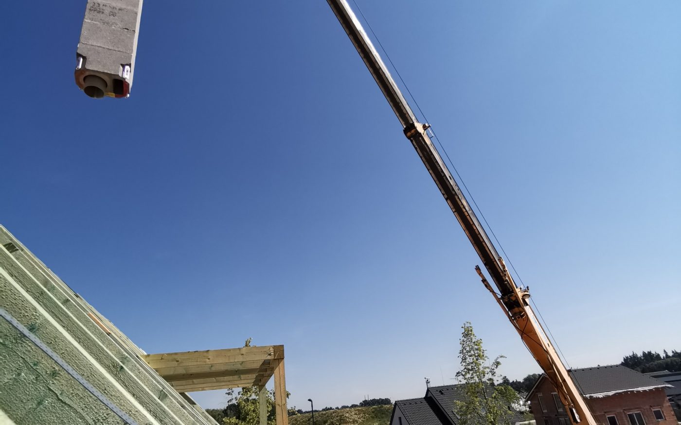 Fotografie komínu a zakládání nadkrokevní izolace | Vzorový e4 dům | Wienerberger