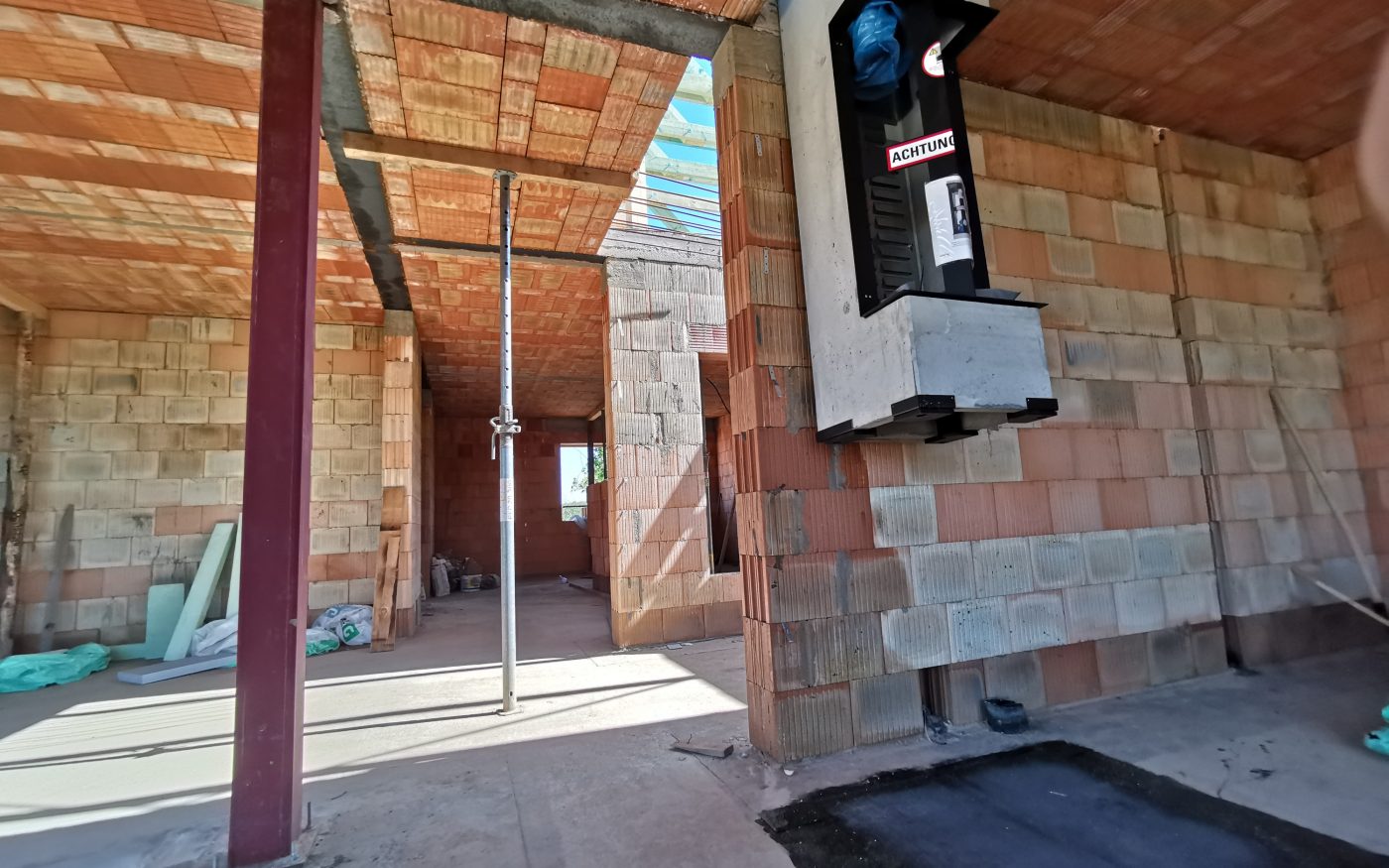 Fotografie komínu a zakládání nadkrokevní izolace | Vzorový e4 dům | Wienerberger