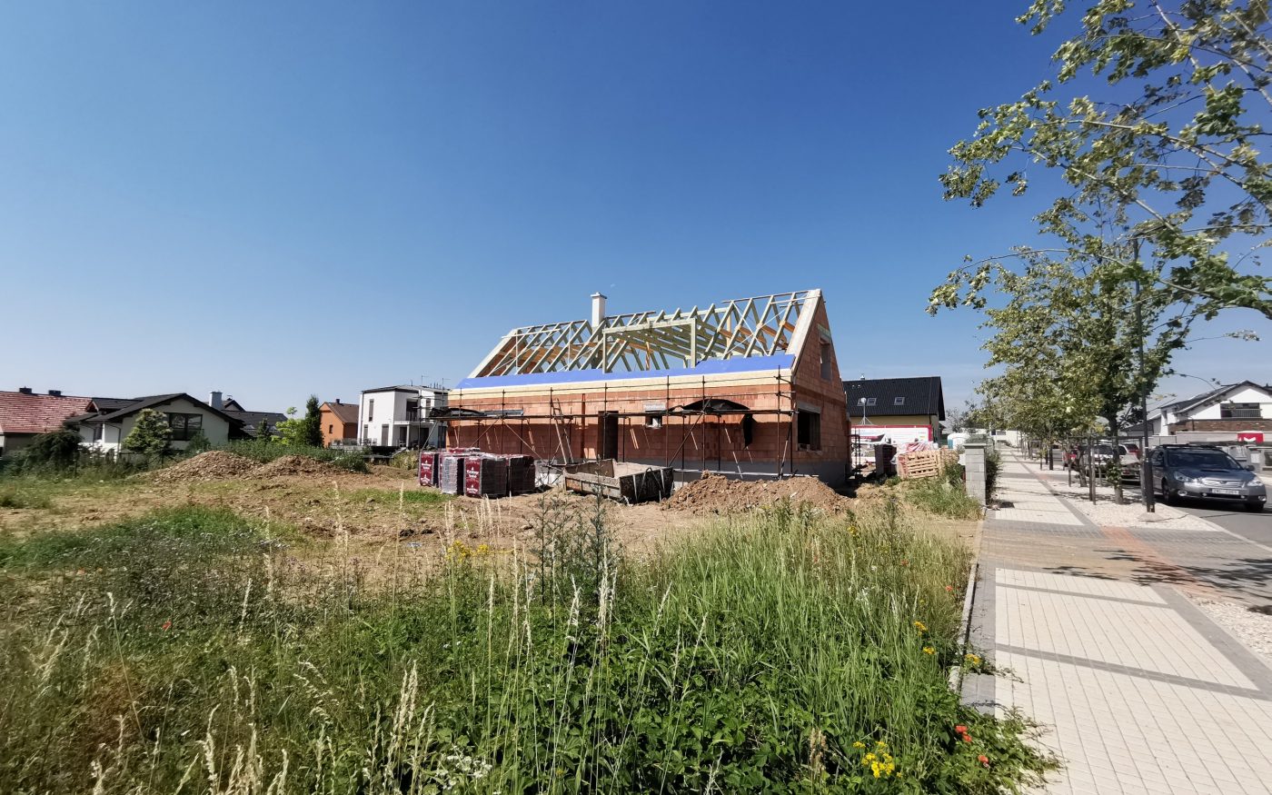 Fotografie komínu a zakládání nadkrokevní izolace | Vzorový e4 dům | Wienerberger