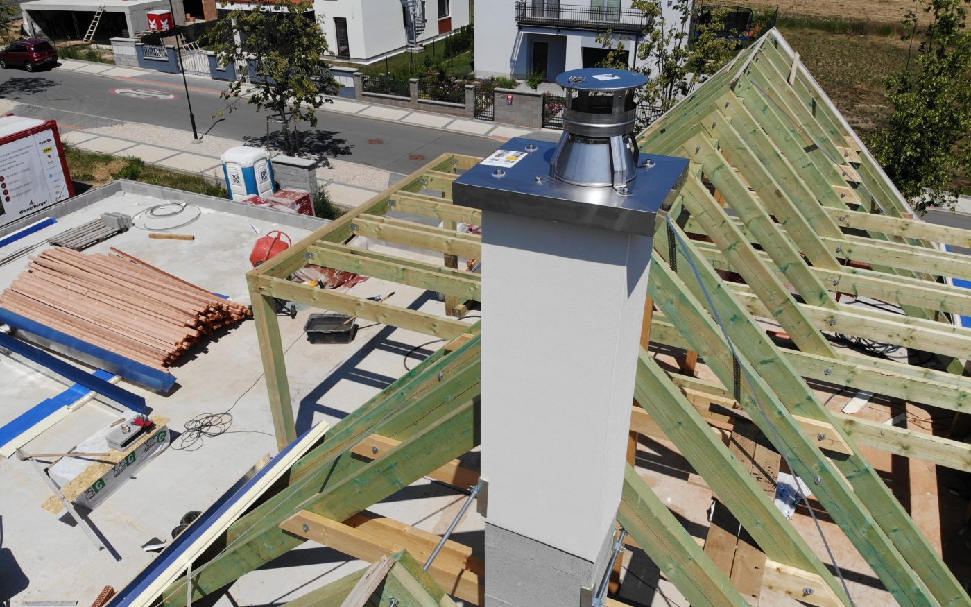 Fotografie komínu a zakládání nadkrokevní izolace | Vzorový e4 dům | Wienerberger