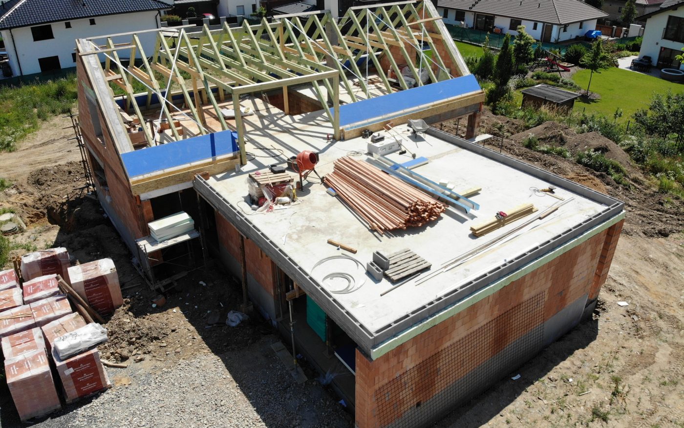 Fotografie komínu a zakládání nadkrokevní izolace | Vzorový e4 dům | Wienerberger