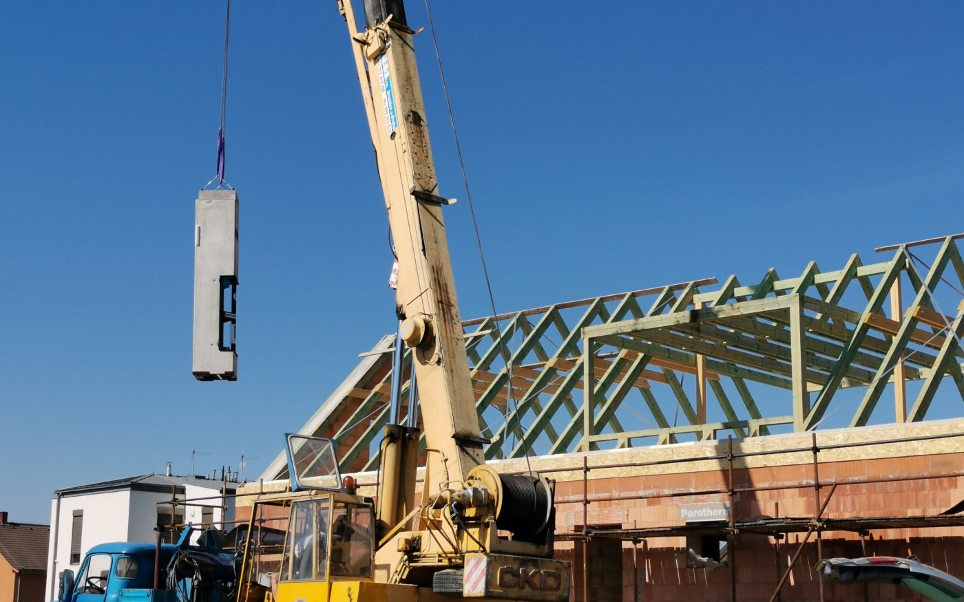 Fotografie komínu a zakládání nadkrokevní izolace | Vzorový e4 dům | Wienerberger