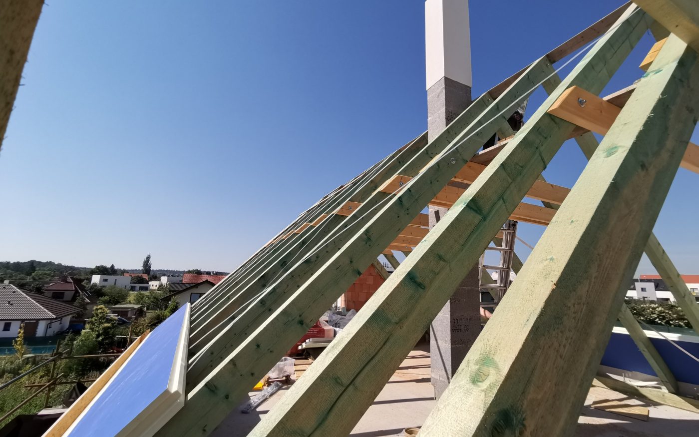 Fotografie komínu a zakládání nadkrokevní izolace | Vzorový e4 dům | Wienerberger