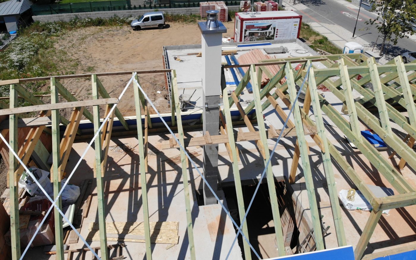 Fotografie komínu a zakládání nadkrokevní izolace | Vzorový e4 dům | Wienerberger