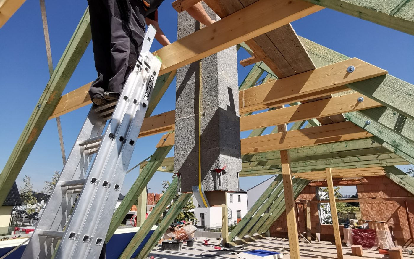 Fotografie komínu a zakládání nadkrokevní izolace | Vzorový e4 dům | Wienerberger