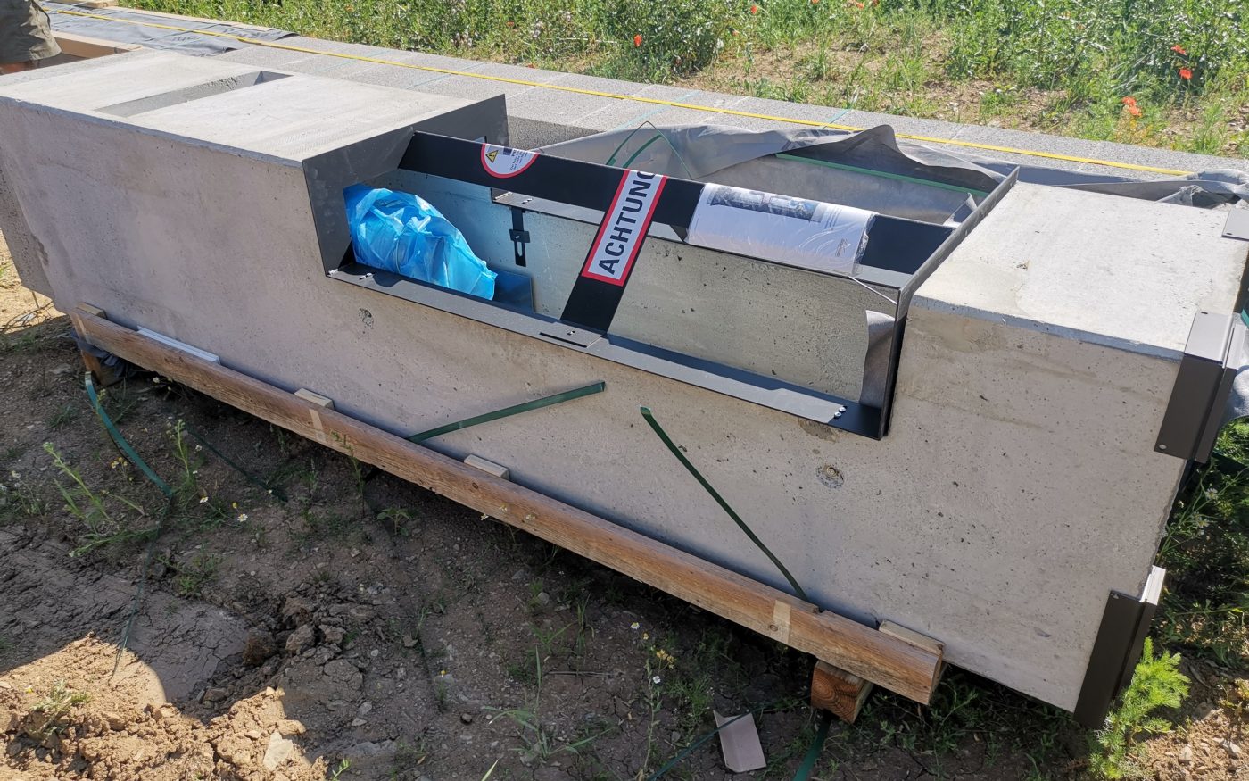 Fotografie komínu a zakládání nadkrokevní izolace | Vzorový e4 dům | Wienerberger