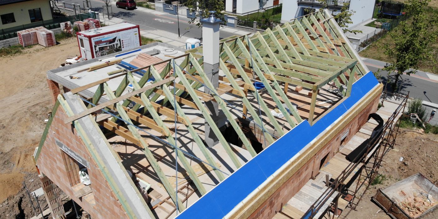 Fotografie komínu a zakládání nadkrokevní izolace | Vzorový e4 dům | Wienerberger