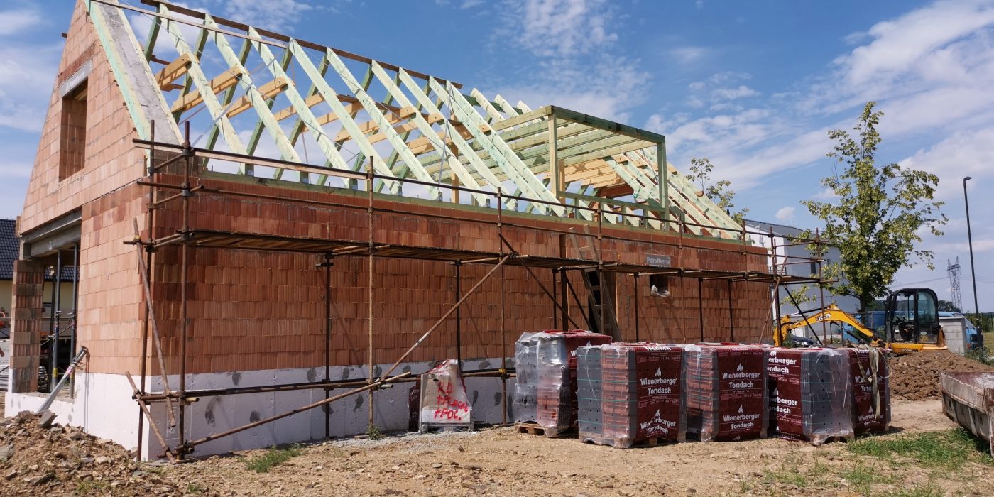 Fotografie z dokončení krovu, štíty a věnec ve štítech | Vzorový e4 dům | Wienerberger