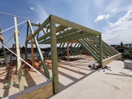 Fotografie z dokončení krovu, štíty a věnec ve štítech | Vzorový e4 dům | Wienerberger