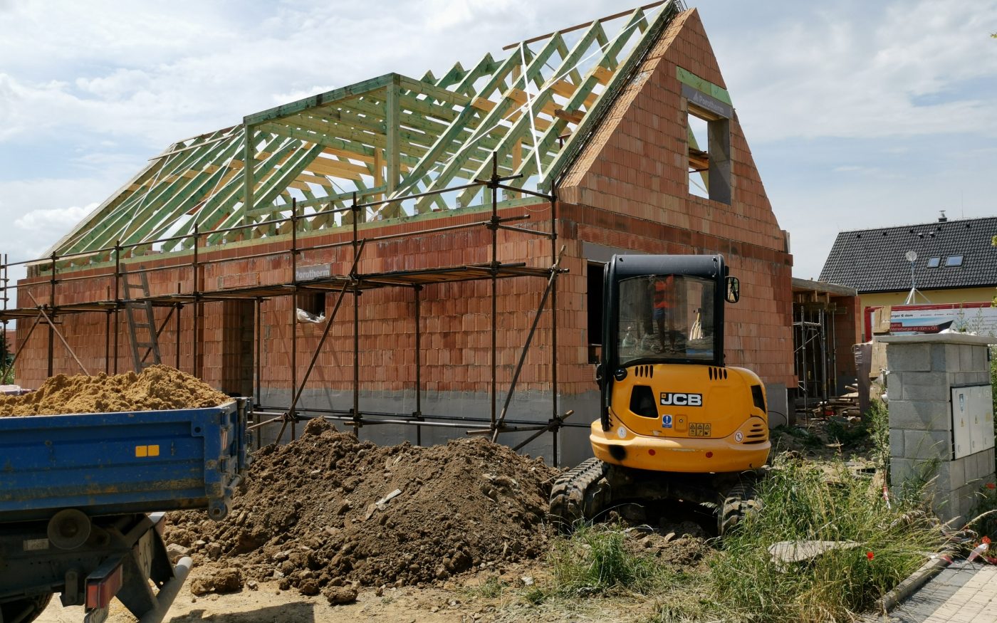 Fotografie z dokončení krovu, štíty a věnec ve štítech | Vzorový e4 dům | Wienerberger