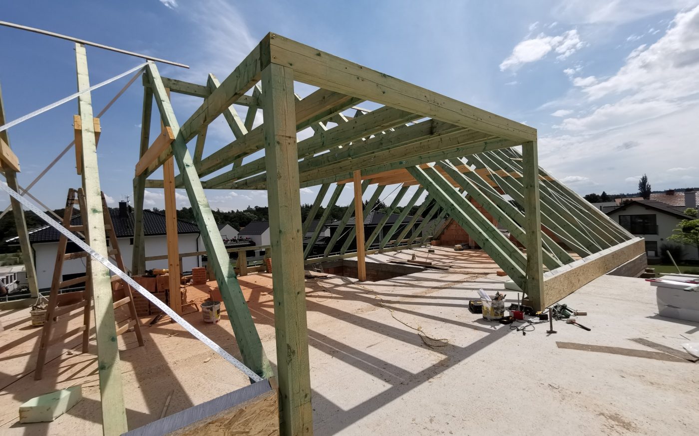 Fotografie z dokončení krovu, štíty a věnec ve štítech | Vzorový e4 dům | Wienerberger