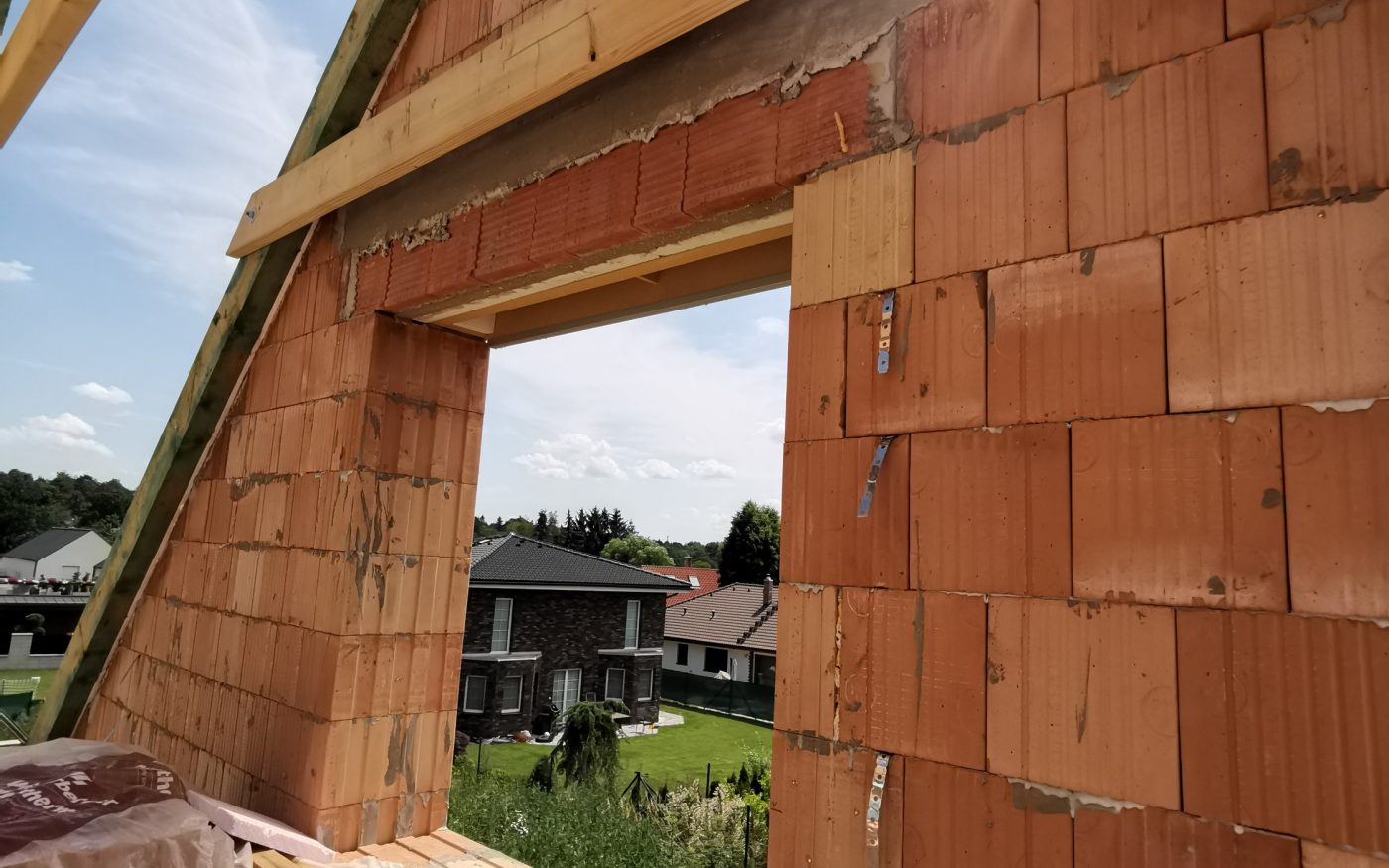 Fotografie z dokončení krovu, štíty a věnec ve štítech | Vzorový e4 dům | Wienerberger