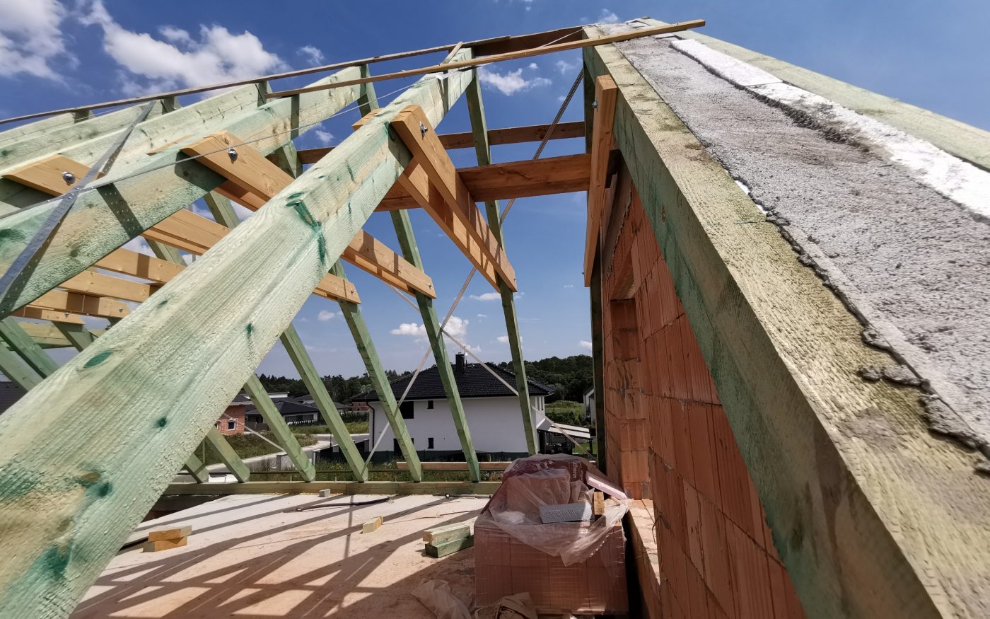 Fotografie z dokončení krovu, štíty a věnec ve štítech | Vzorový e4 dům | Wienerberger