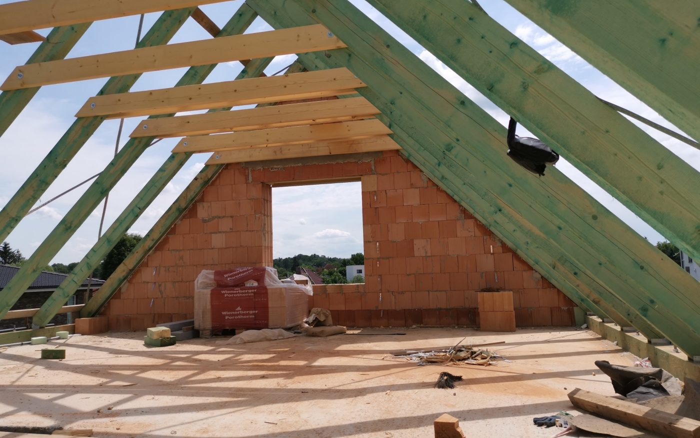 Fotografie z dokončení krovu, štíty a věnec ve štítech | Vzorový e4 dům | Wienerberger