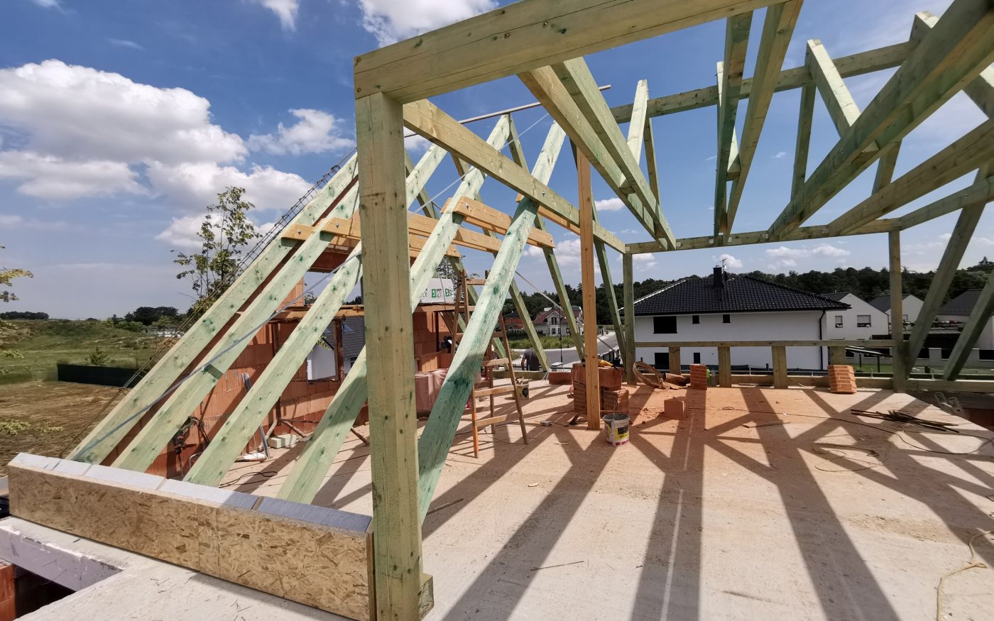 Fotografie z dokončení krovu, štíty a věnec ve štítech | Vzorový e4 dům | Wienerberger