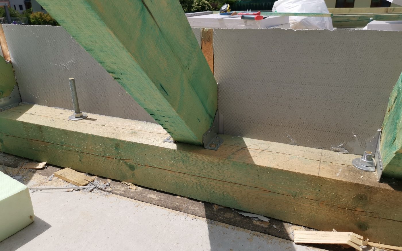 Fotografie z dokončení krovu, štíty a věnec ve štítech | Vzorový e4 dům | Wienerberger