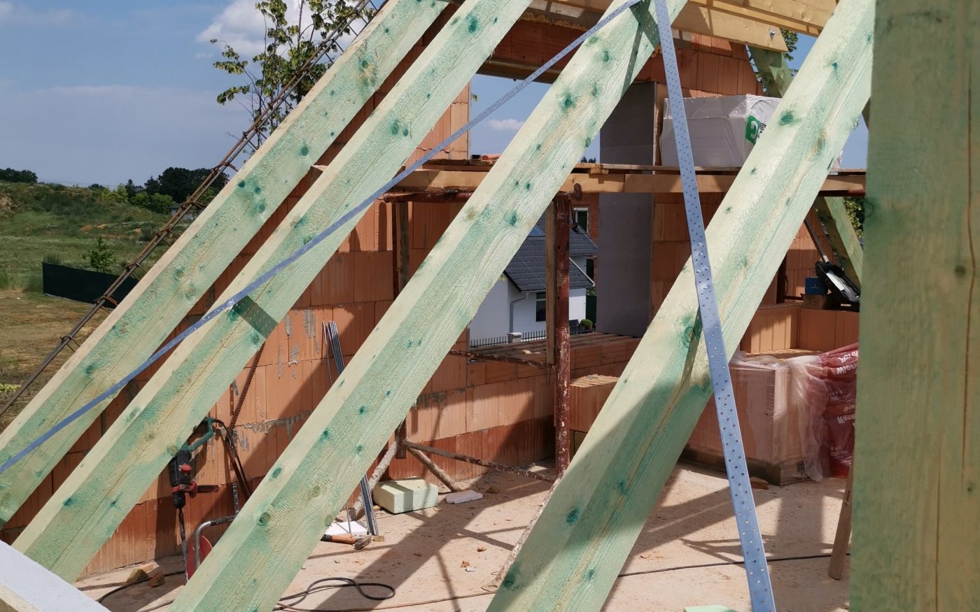 Fotografie z dokončení krovu, štíty a věnec ve štítech | Vzorový e4 dům | Wienerberger