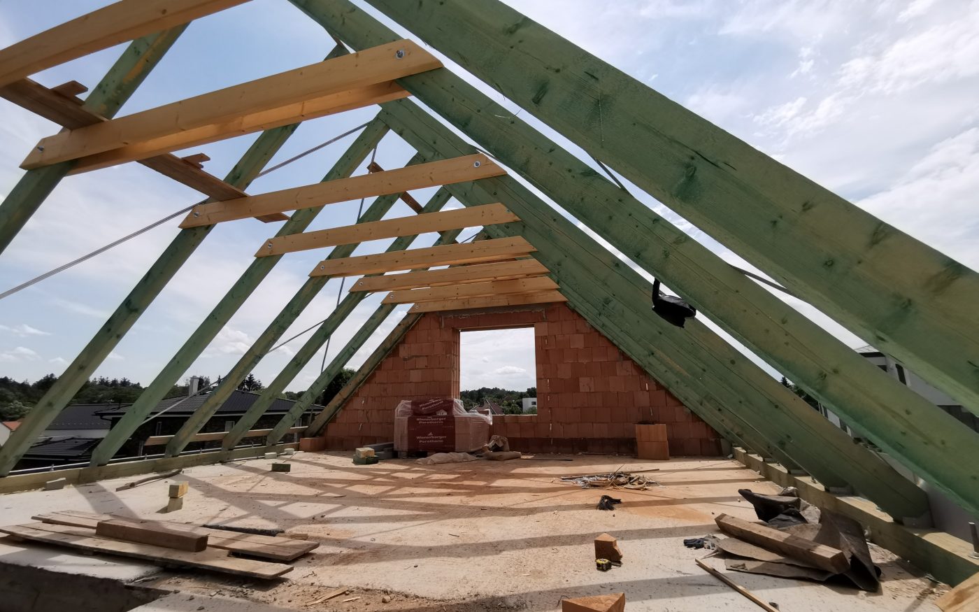 Fotografie z dokončení krovu, štíty a věnec ve štítech | Vzorový e4 dům | Wienerberger