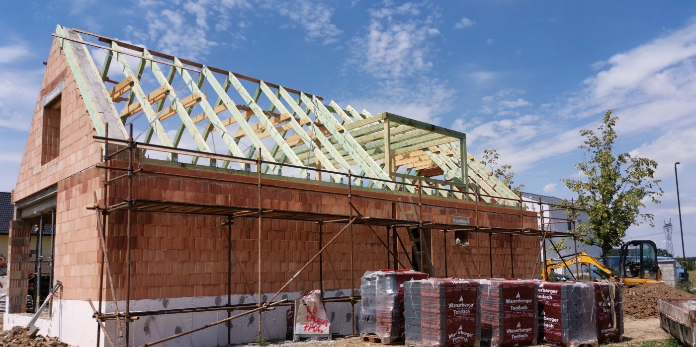 Fotografie z dokončení krovu, štíty a věnec ve štítech | Vzorový e4 dům | Wienerberger