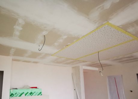 Fotografie zatmeleného sádrokartonu v přízemí | Vzorový e4 dům | Wienerberger