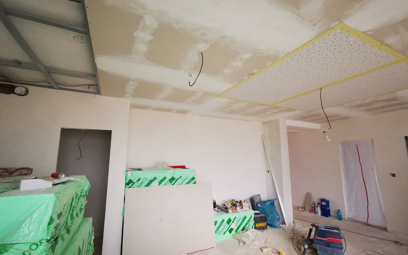 Fotografie zatmeleného sádrokartonu v přízemí | Vzorový e4 dům | Wienerberger