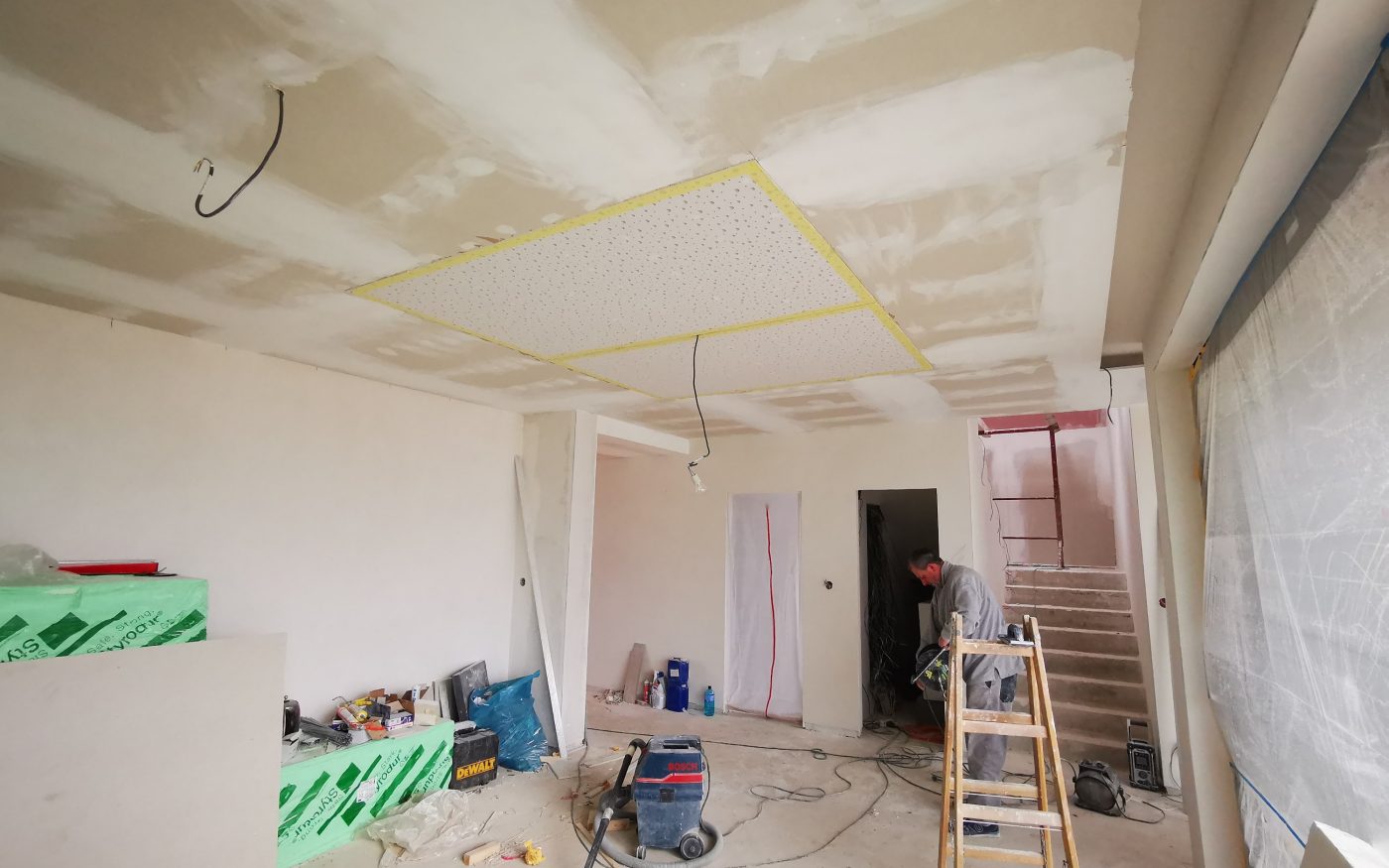 Fotografie zatmeleného sádrokartonu v přízemí | Vzorový e4 dům | Wienerberger