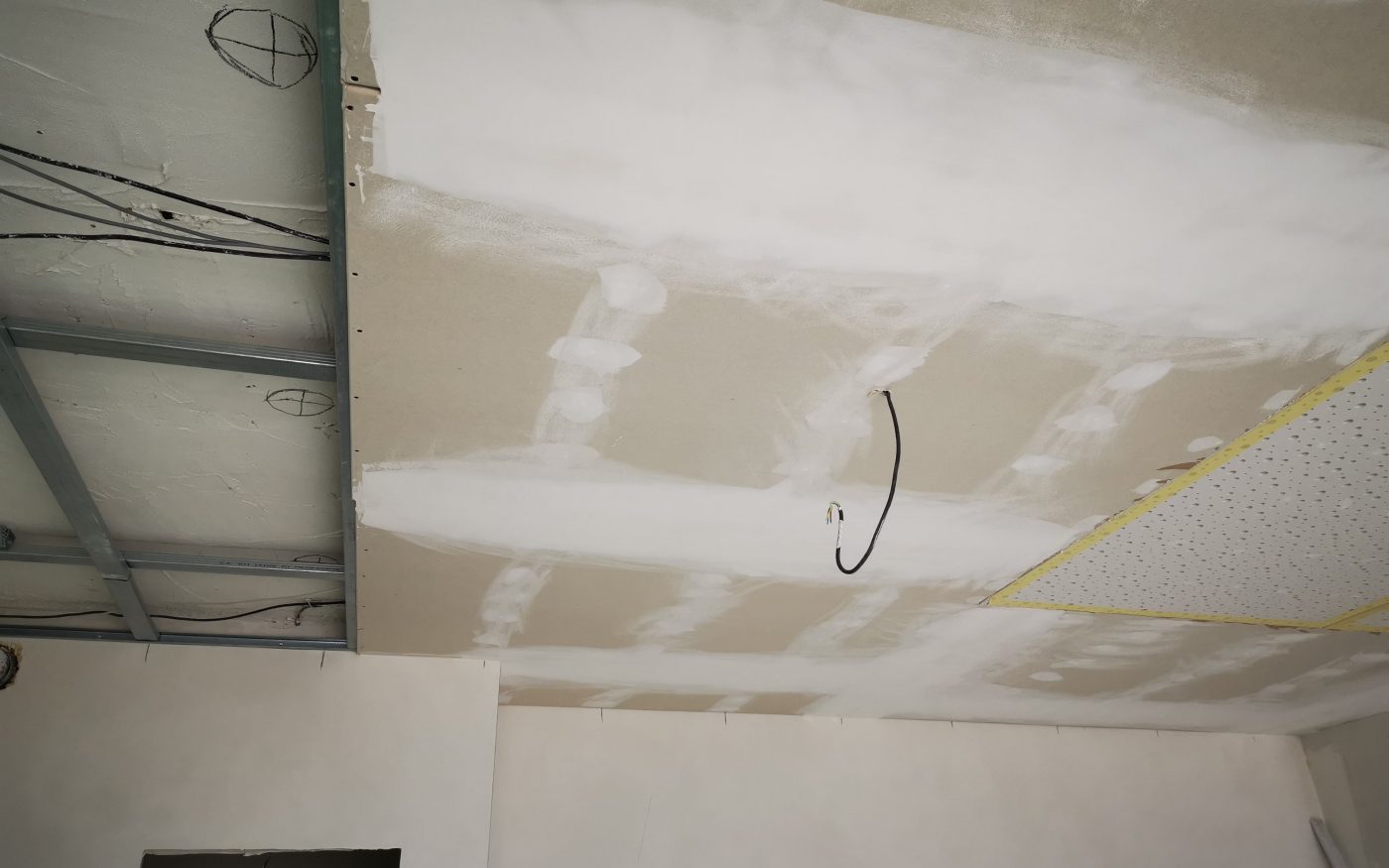 Fotografie zatmeleného sádrokartonu v přízemí | Vzorový e4 dům | Wienerberger