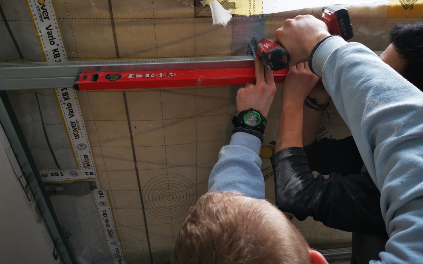 Fotografie izolace SDK v podkroví a broušení stěrky| Vzorový e4 dům | Wienerberger