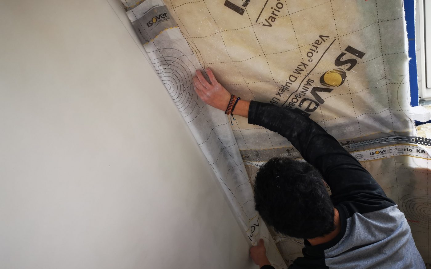 Fotografie izolace SDK v podkroví a broušení stěrky| Vzorový e4 dům | Wienerberger