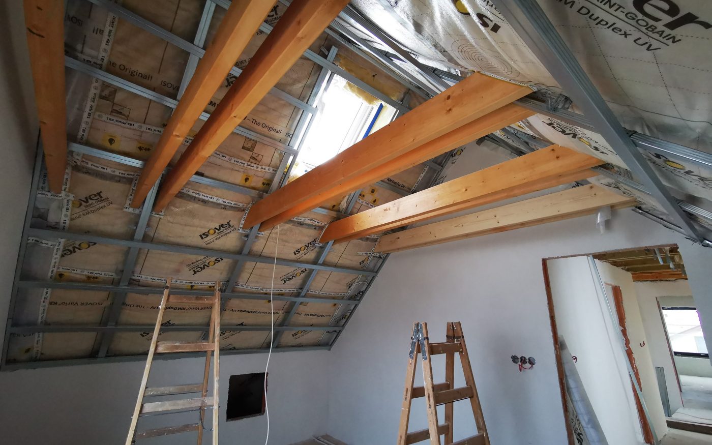 Fotografie sádrokartonů v podkroví a vnitřní omítky | Vzorový e4 dům | Wienerberger