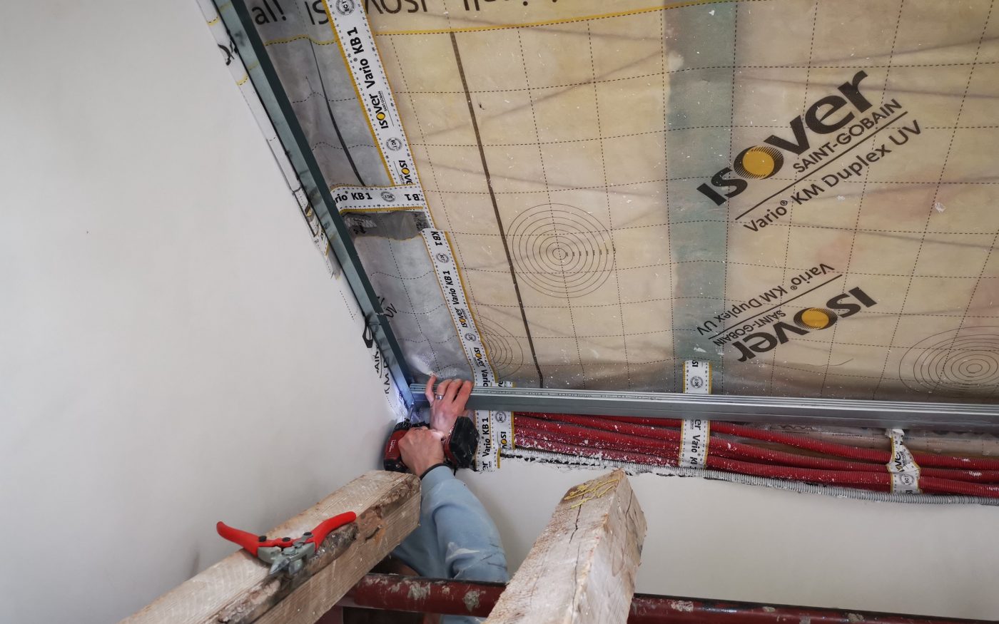 Fotografie izolace SDK v podkroví a broušení stěrky| Vzorový e4 dům | Wienerberger