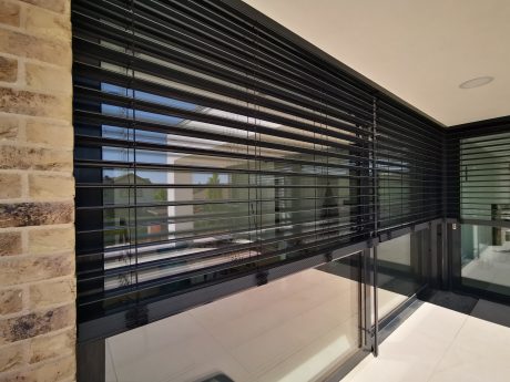 Fotografie z montáže venkovních žaluzií (rolet) | Vzorový e4 dům | Wienerberger