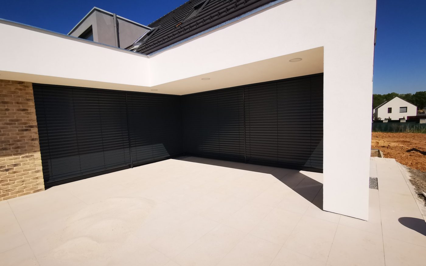 Fotografie z montáže venkovních žaluzií (rolet) | Vzorový e4 dům | Wienerberger