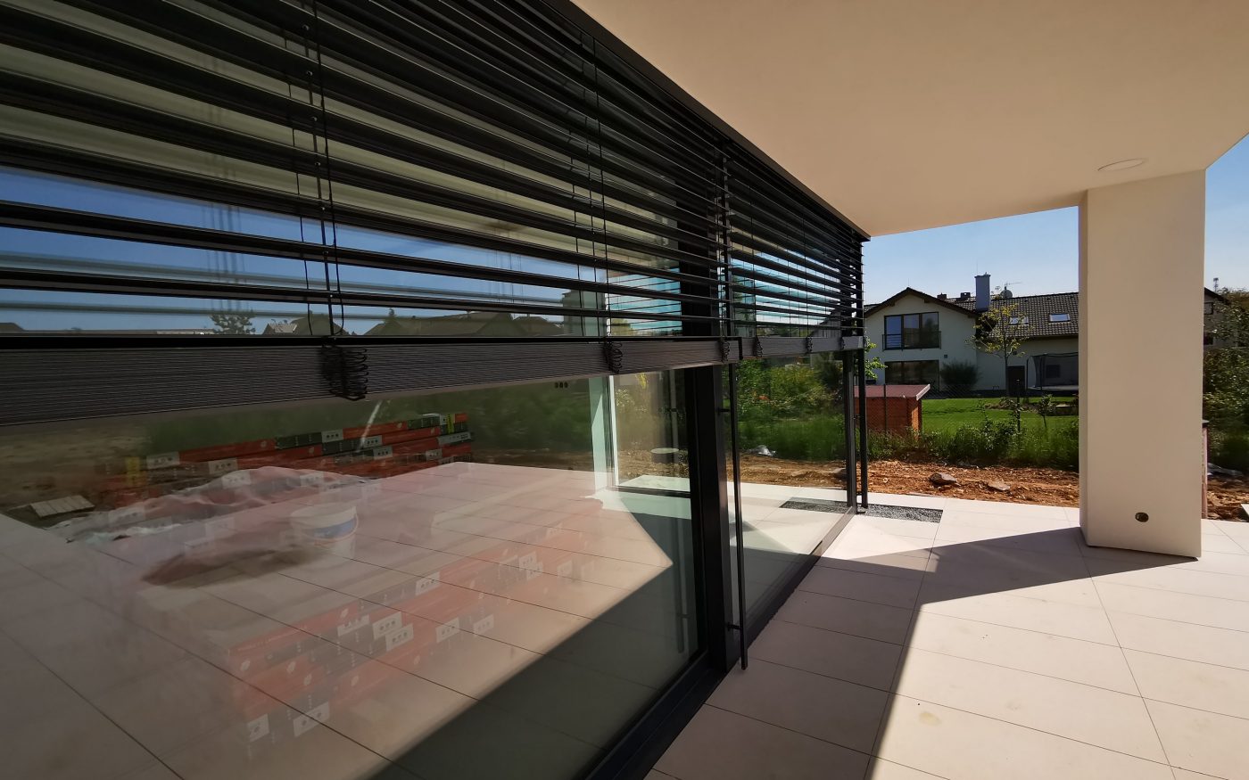 Fotografie z montáže venkovních žaluzií (rolet) | Vzorový e4 dům | Wienerberger