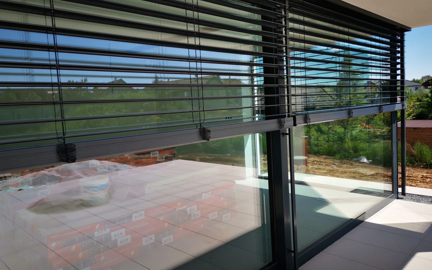 Fotografie z montáže venkovních žaluzií (rolet) | Vzorový e4 dům | Wienerberger