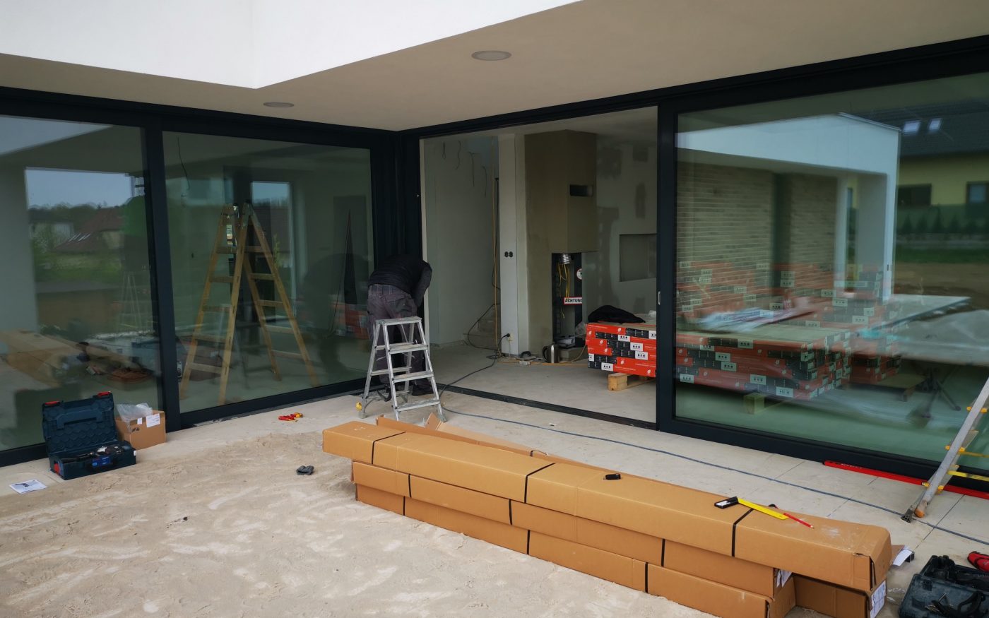 Fotografie z montáže venkovních žaluzií  | Vzorový e4 dům | Wienerberger