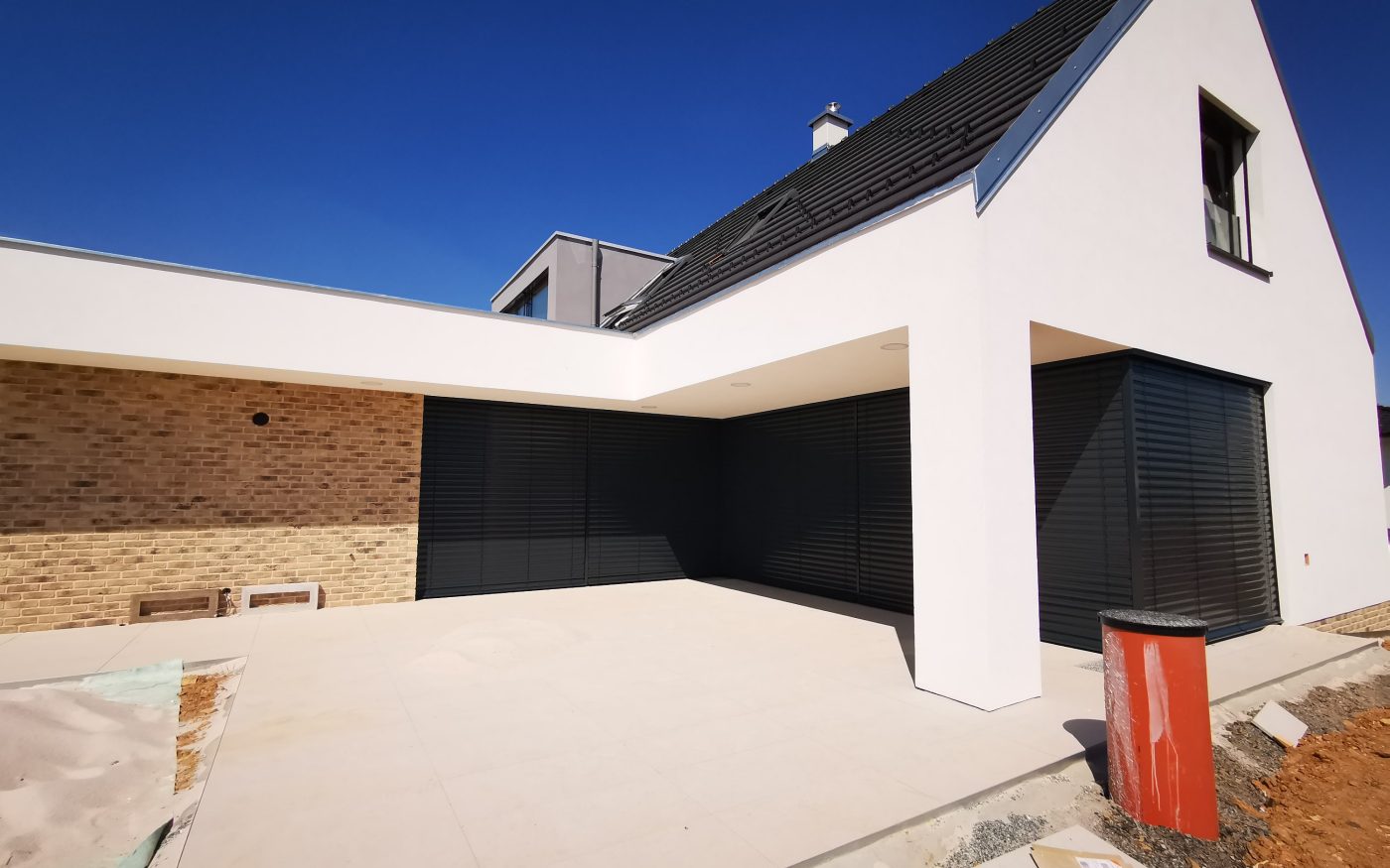 Fotografie z montáže venkovních žaluzií (rolet) | Vzorový e4 dům | Wienerberger