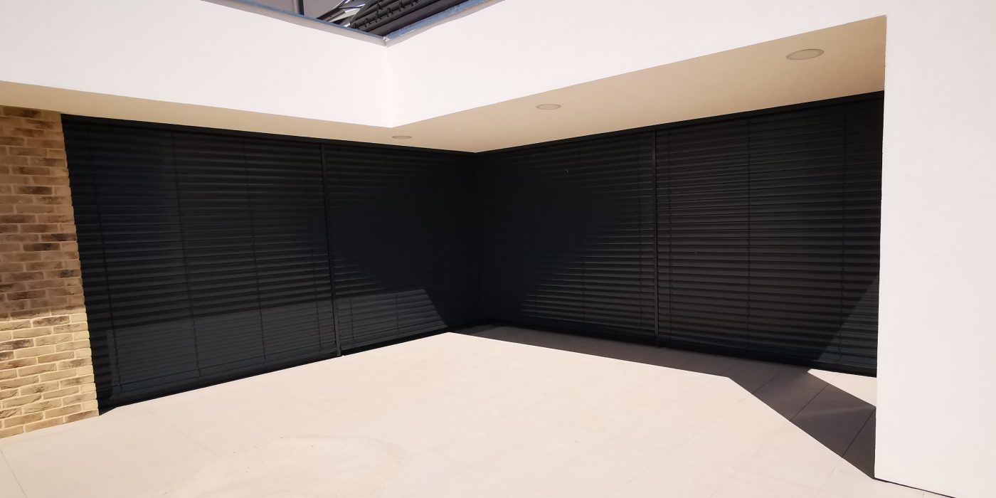 Fotografie z montáže venkovních žaluzií (rolet) | Vzorový e4 dům | Wienerberger