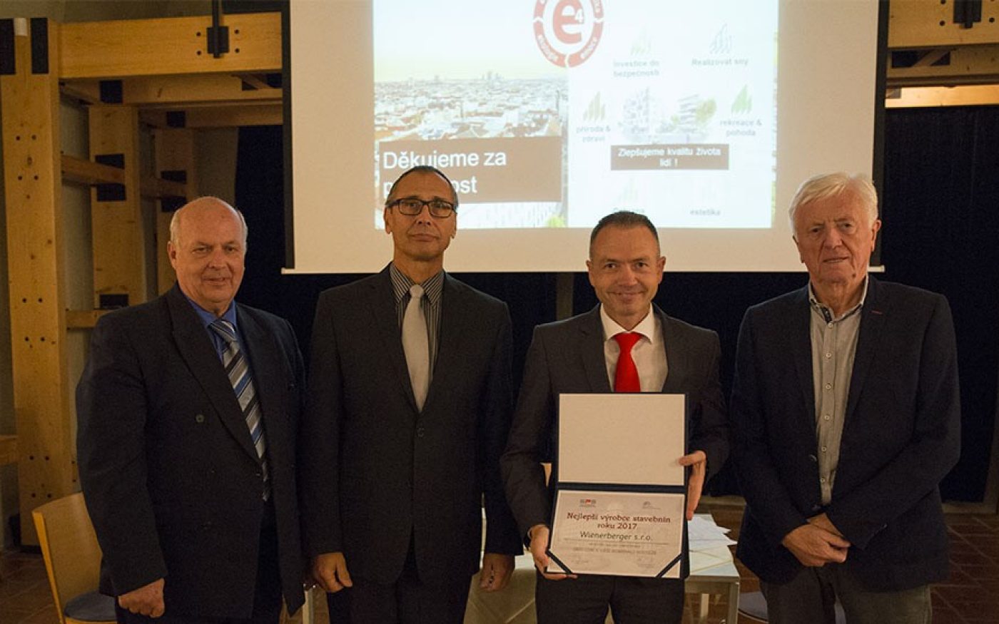 Fotografie z vyhlášení nejlepšího výrobce stavebnin roku 2017 | Vzorový e4 dům | Wienerberger