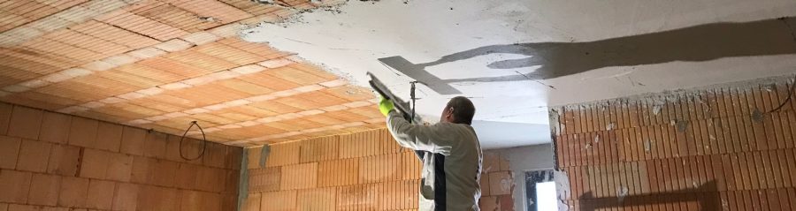 Fotografie z omítání stropů vzorového e4 domu | Vzorový e4 dům | Wienerberger