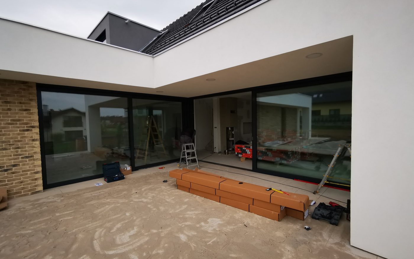 Fotografie z montáže venkovních žaluzií  | Vzorový e4 dům | Wienerberger