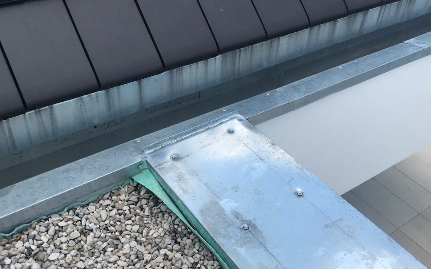 Fotografie z oplechování střešních detailů | Vzorový e4 dům | Wienerberger