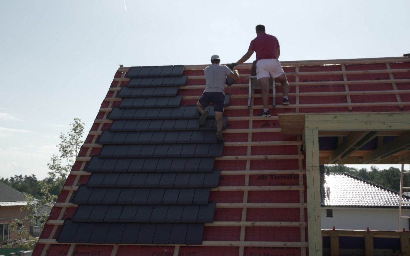 Fotografie pokládky krytiny | Vzorový e4 dům | Wienerberger