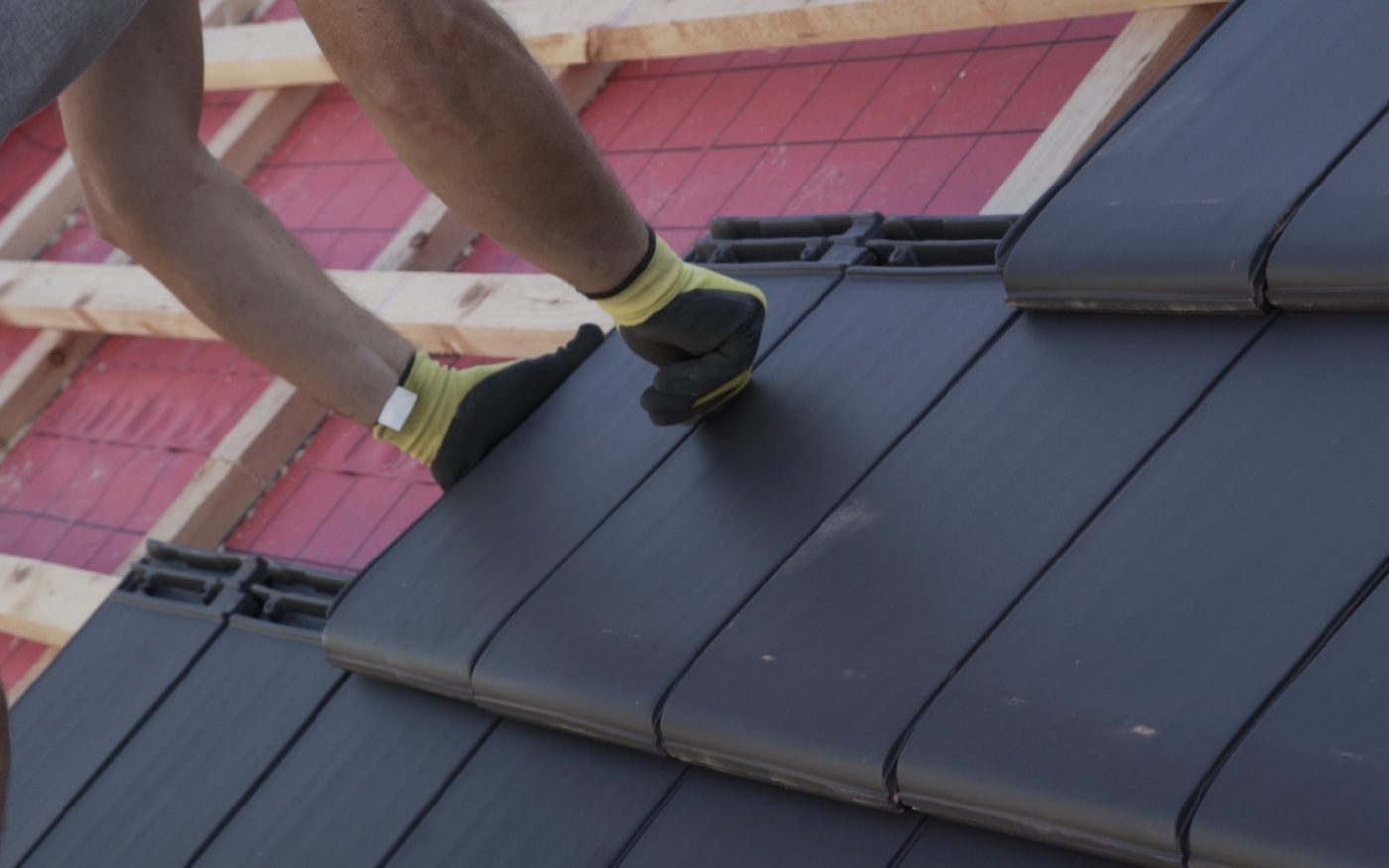 Fotografie pokládky krytiny | Vzorový e4 dům | Wienerberger