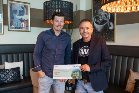 Předání poukazu výherci Soutěže o typový projekt v rámci programu e4 dům od wienerbergeru