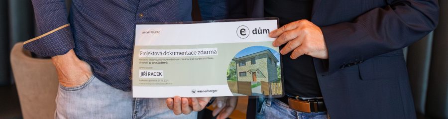 Předání poukazu výherci soutěže e4 dům od wienerbergeru