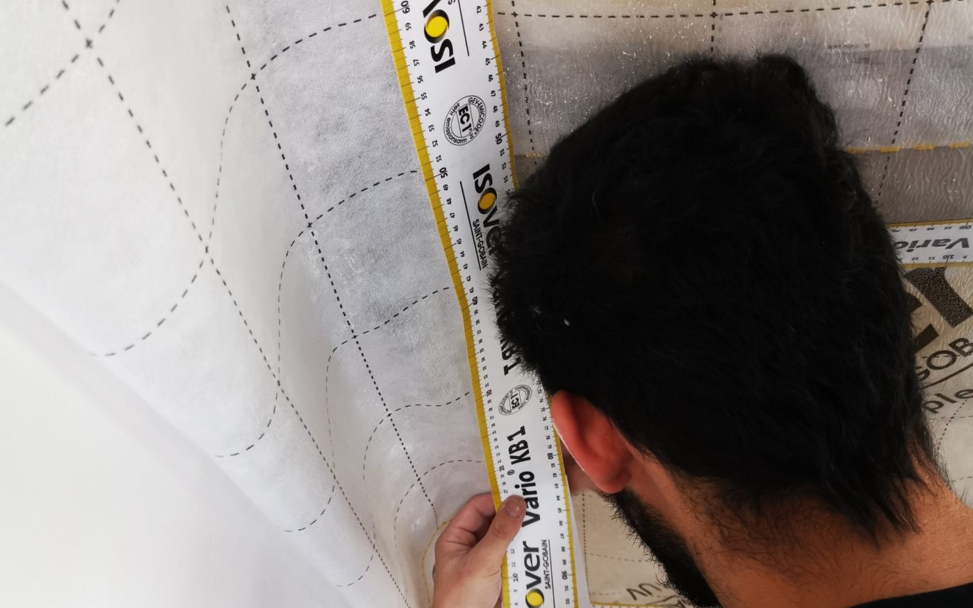 Fotografie izolace SDK v podkroví a broušení stěrky| Vzorový e4 dům | Wienerberger