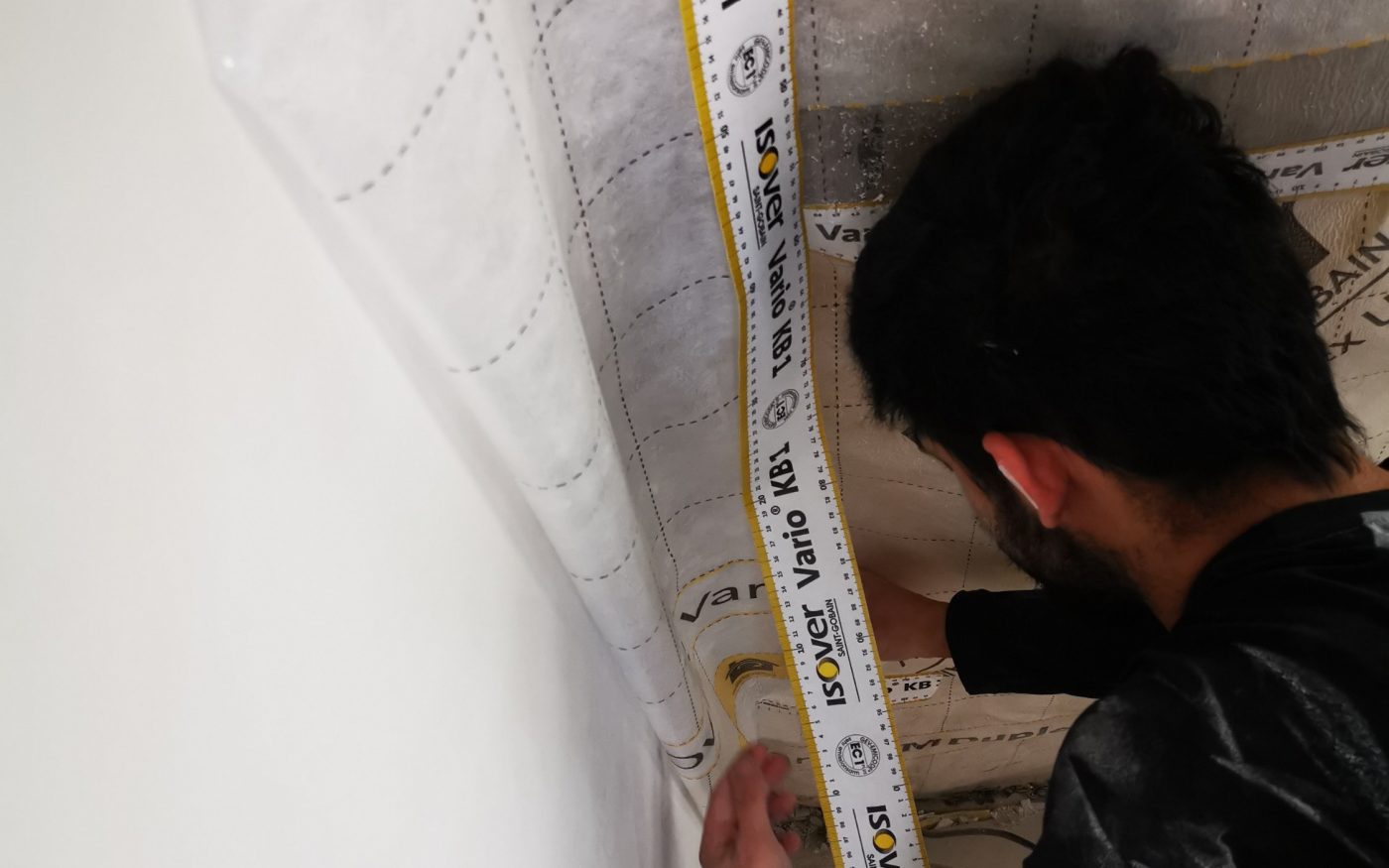 Fotografie izolace SDK v podkroví a broušení stěrky| Vzorový e4 dům | Wienerberger
