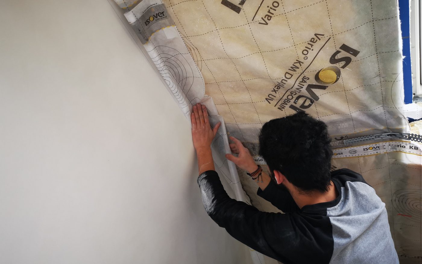 Fotografie izolace SDK v podkroví a broušení stěrky| Vzorový e4 dům | Wienerberger