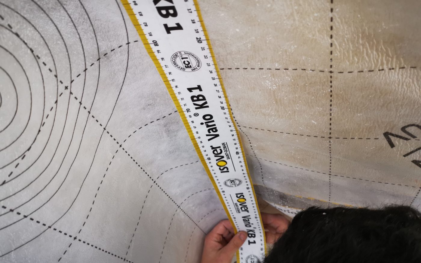 Fotografie izolace SDK v podkroví a broušení stěrky| Vzorový e4 dům | Wienerberger